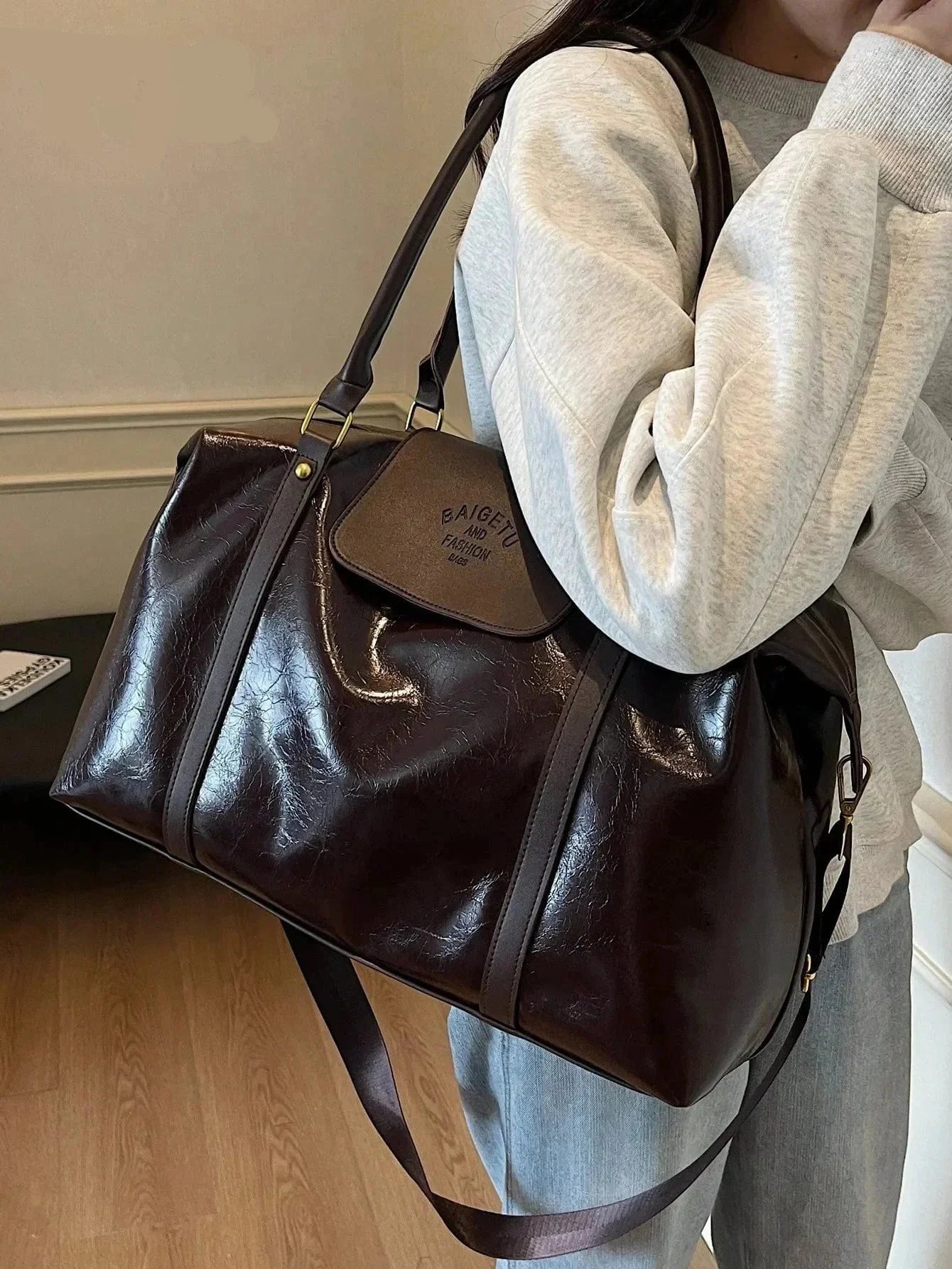 Fashion large capacity handbag Casual short trip travel bag Holiday gym tote bag, retro oil wax gloss PU leather crossbody bag