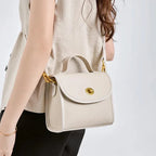 Sac bandoulière à rabat rond en cuir