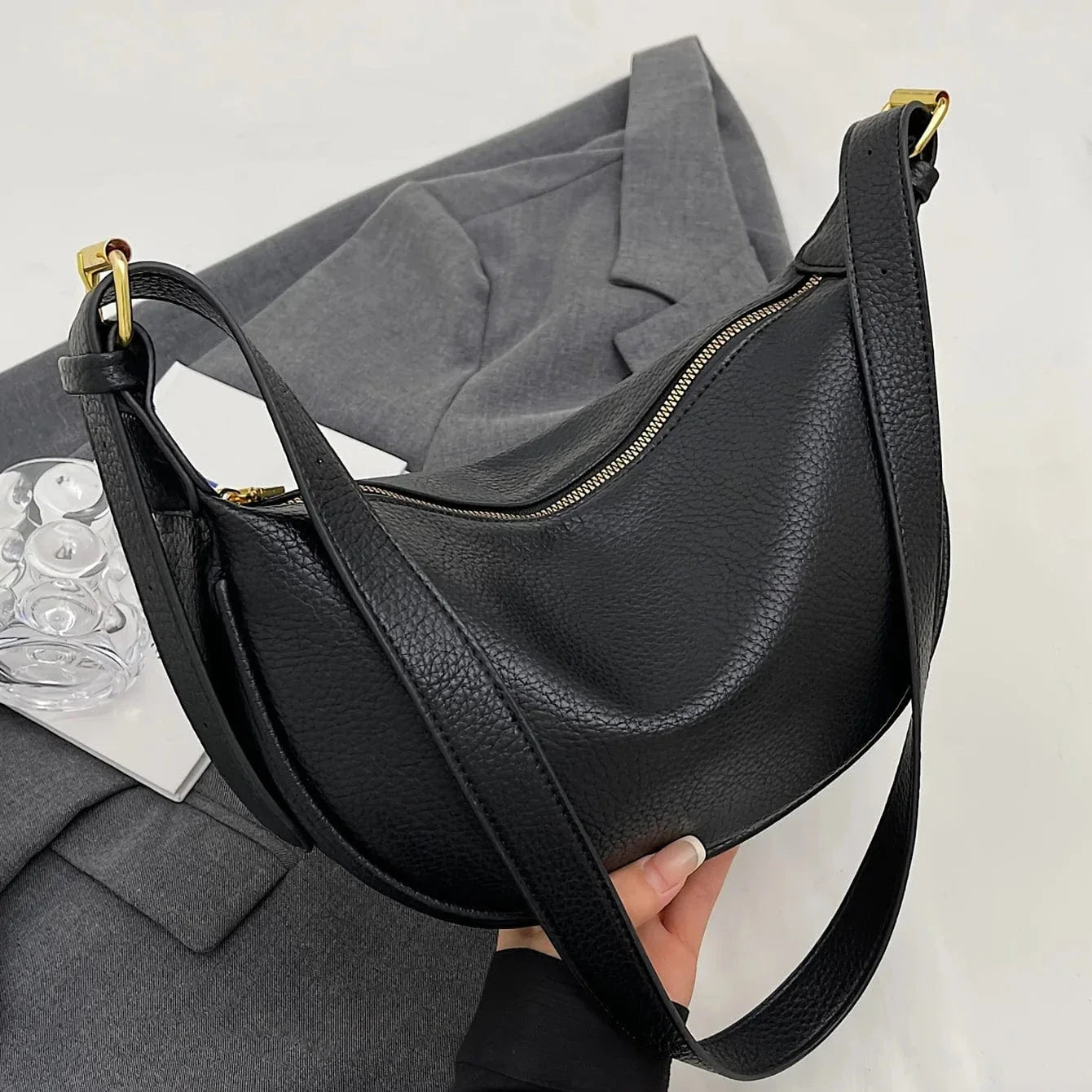 Sac bandoulière demi-lune en cuir vegan noir