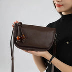 Sac bandoulière en cuir à perle rouge