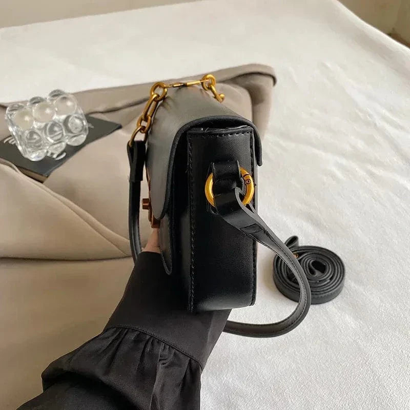 Sac bandoulière noir à fermoir doré