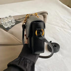 Sac bandoulière noir à fermoir doré