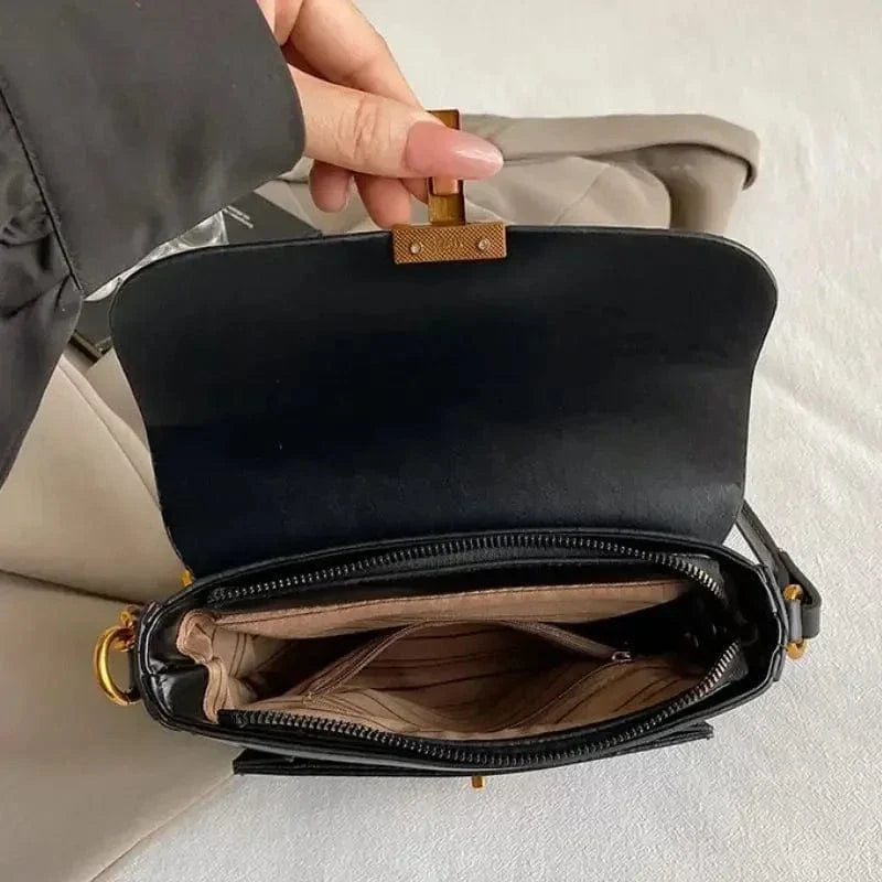Sac bandoulière noir à fermoir doré