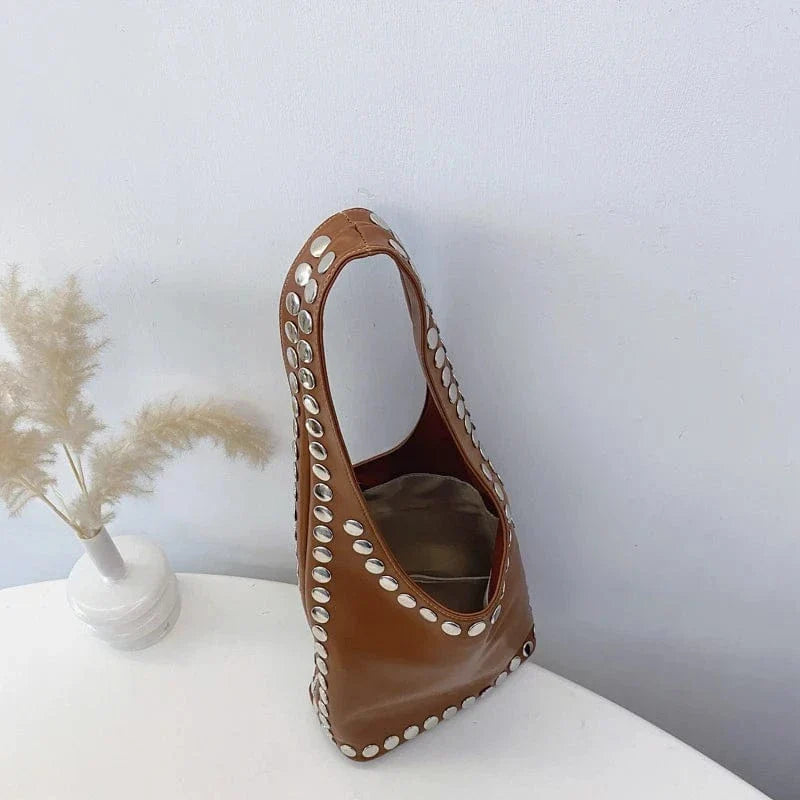 Sac seau bandoulière clouté